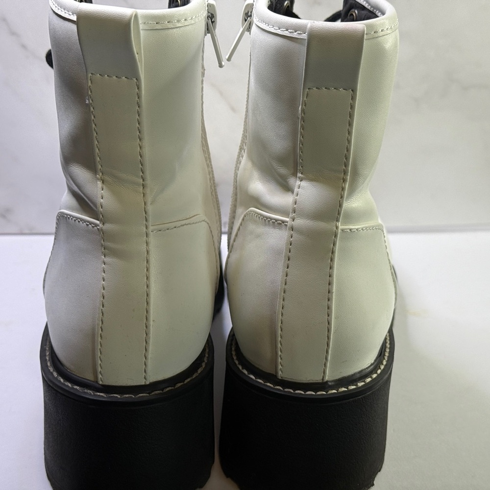 Steve Madden all whit lace up boot with side zipper no marks or scuffs - Picture 2 of 3